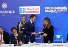 Presidente De La Espriella entregó a la Fiscalía el “Libro Blanco” con información sobre posibles casos de corrupción